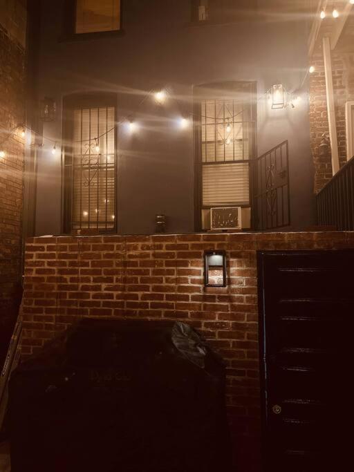 1850s Historic Row House 7min Train To Nyc With Private Backyard Hébergement de vacances