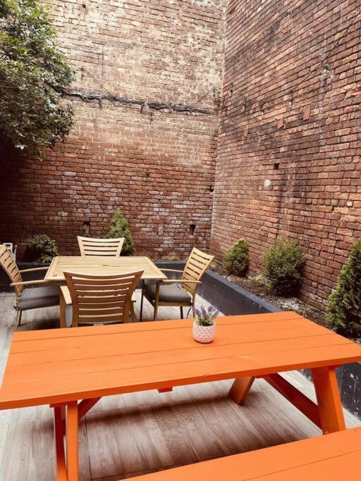 1850s Historic Row House 7min Train To Nyc With Private Backyard
