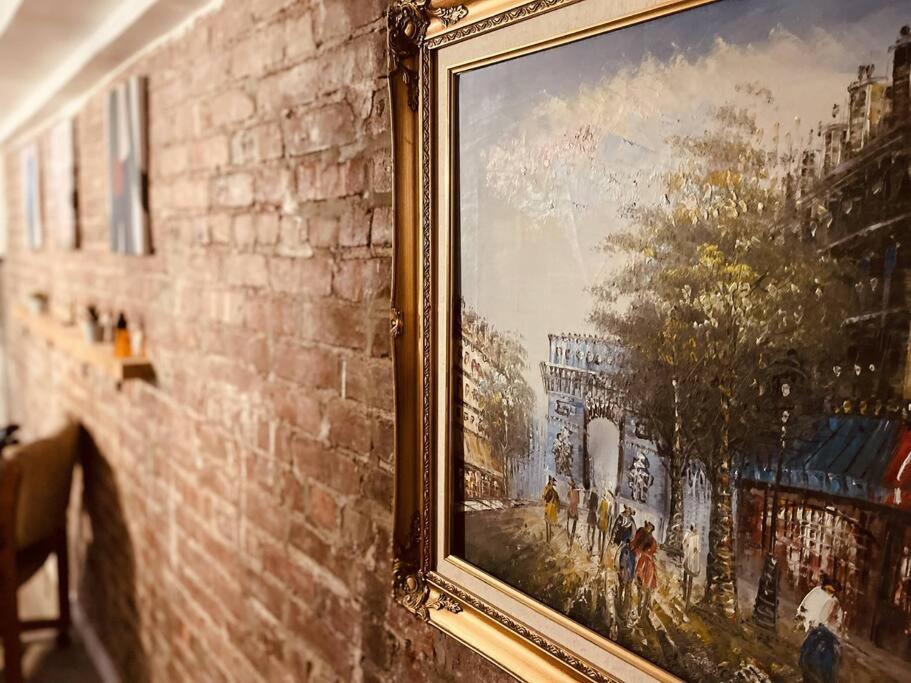 Hébergement de vacances 1850s Historic Row House 7min Train To Nyc With Private Backyard Jersey City