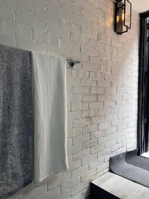 1850s Historic Row House 7min Train To Nyc With Private Backyard Hébergement de vacances
