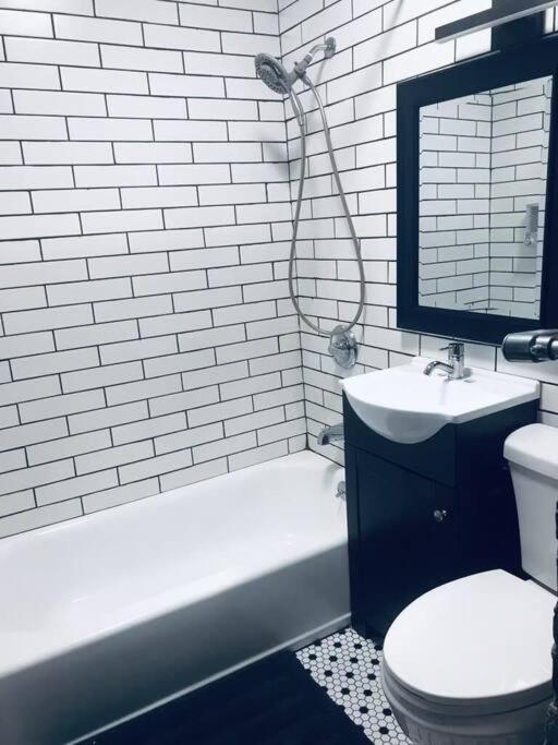 1850s Historic Row House 7min Train To Nyc With Private Backyard Jersey City