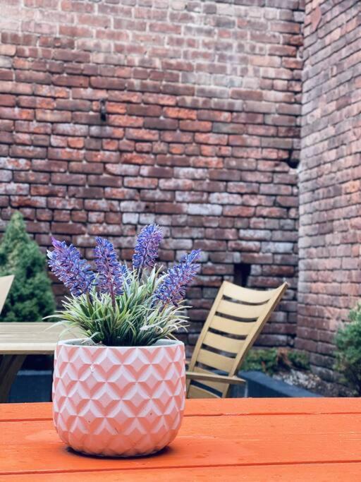1850s Historic Row House 7min Train To Nyc With Private Backyard