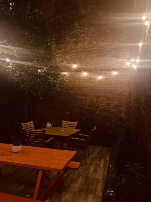 1850s Historic Row House 7min Train To Nyc With Private Backyard Hébergement de vacances *