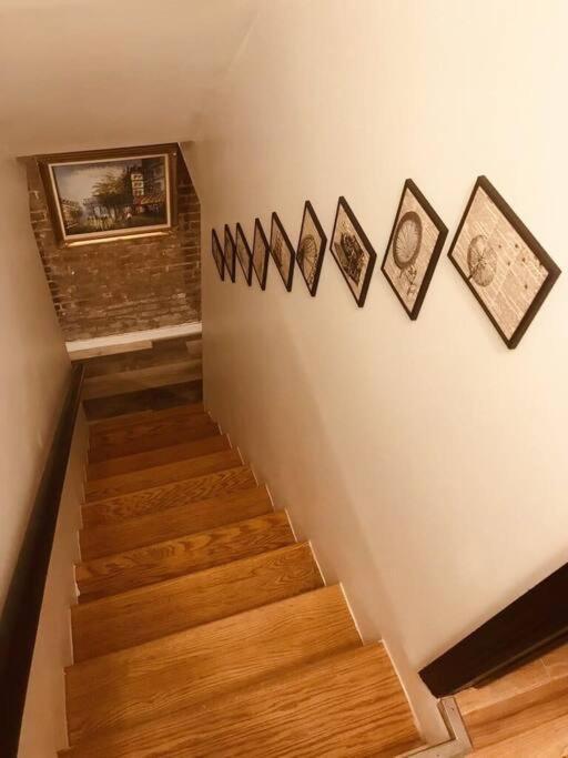 Hébergement de vacances 1850s Historic Row House 7min Train To Nyc With Private Backyard *