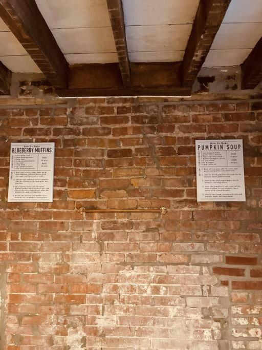 1850s Historic Row House 7min Train To Nyc With Private Backyard