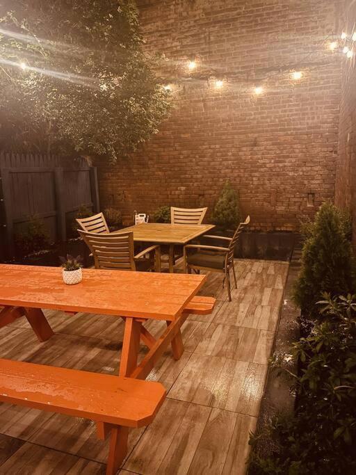 1850s Historic Row House 7min Train To Nyc With Private Backyard Hébergement de vacances