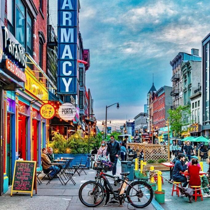 Hébergement de vacances 1850s Historic Row House 7min Train To Nyc With Private Backyard