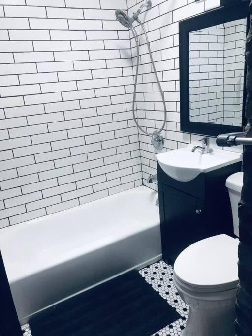 Hébergement de vacances 1850s Historic Row House 7min Train To Nyc With Private Backyard