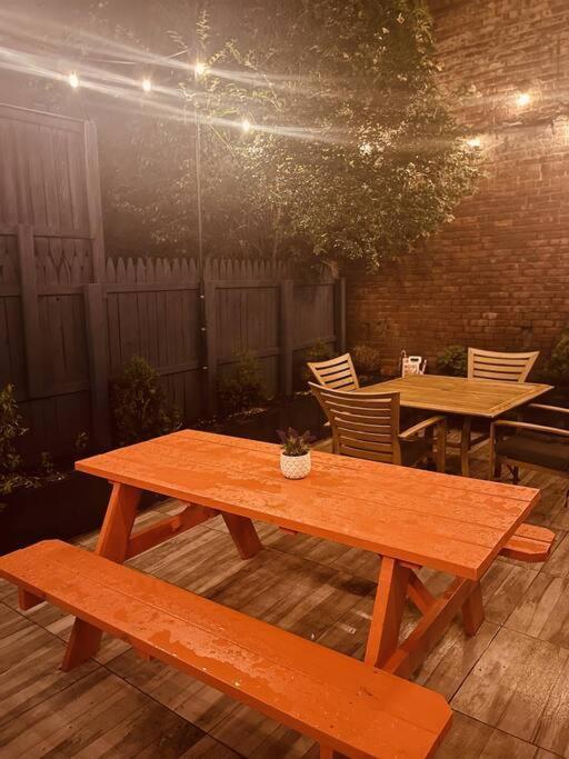 Hébergement de vacances 1850s Historic Row House 7min Train To Nyc With Private Backyard