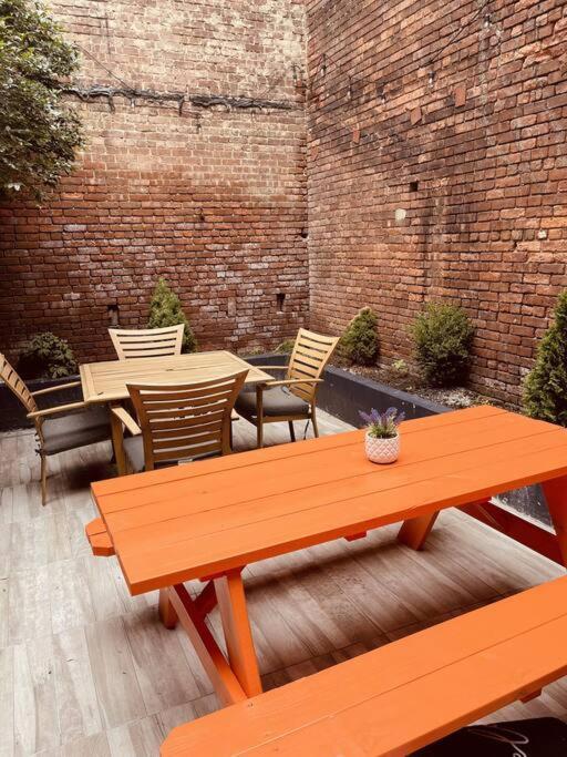 Hébergement de vacances 1850s Historic Row House 7min Train To Nyc With Private Backyard