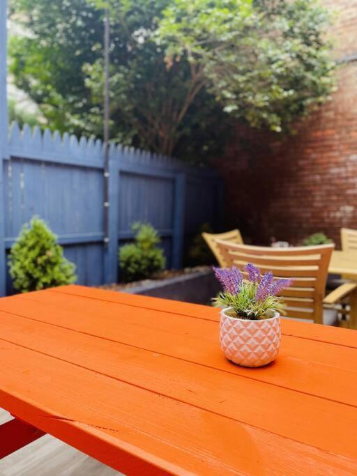 Hébergement de vacances 1850s Historic Row House 7min Train To Nyc With Private Backyard *