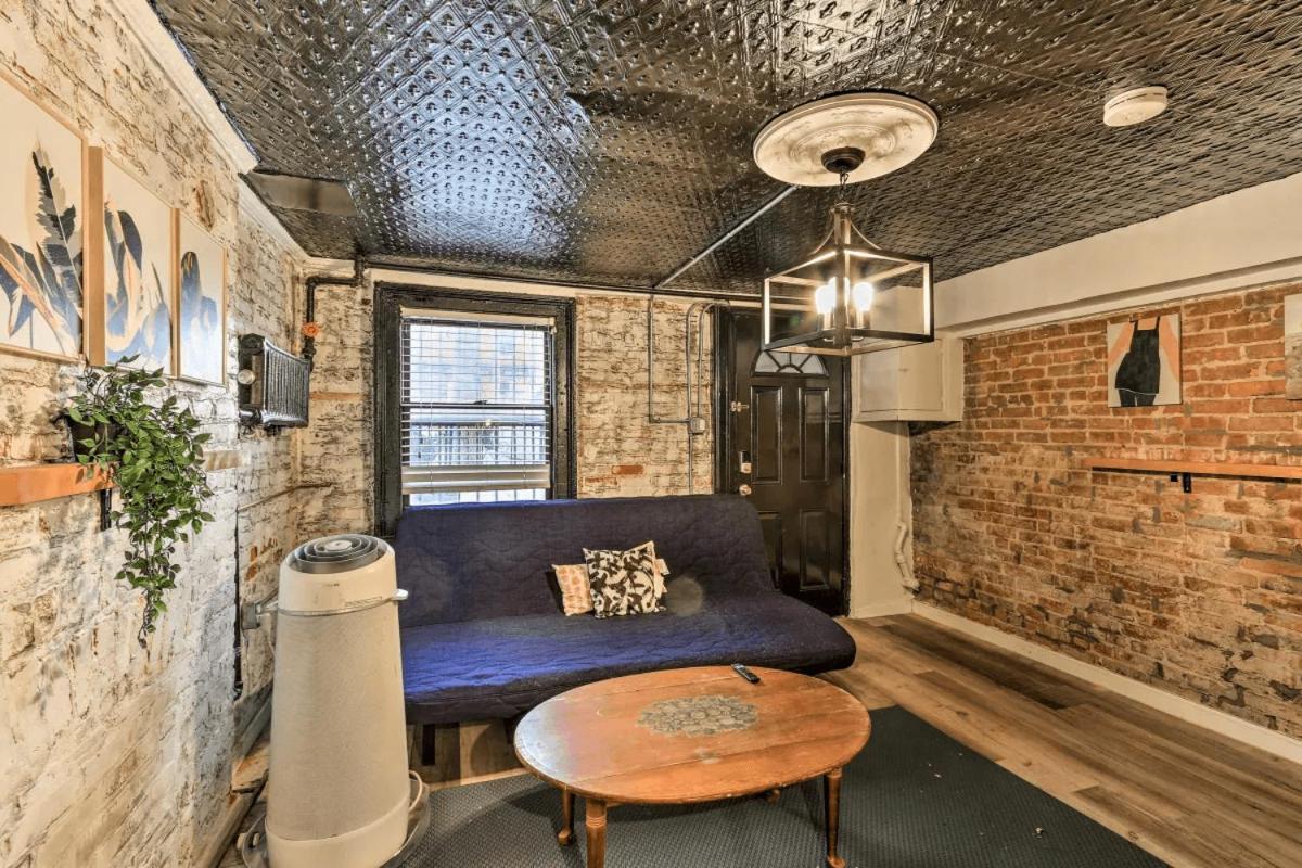 Hébergement de vacances 1850s Historic Row House 7min Train To Nyc With Private Backyard *
