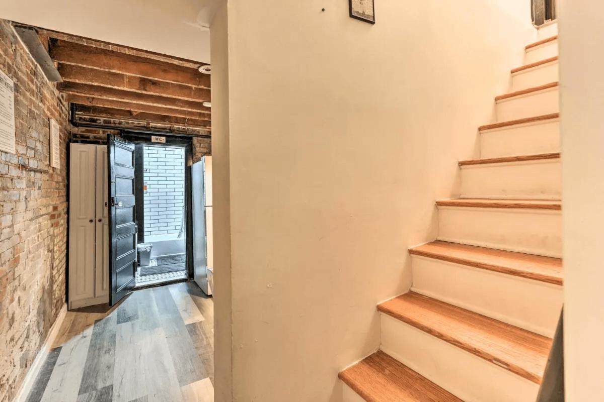 1850s Historic Row House 7min Train To Nyc With Private Backyard Hébergement de vacances *