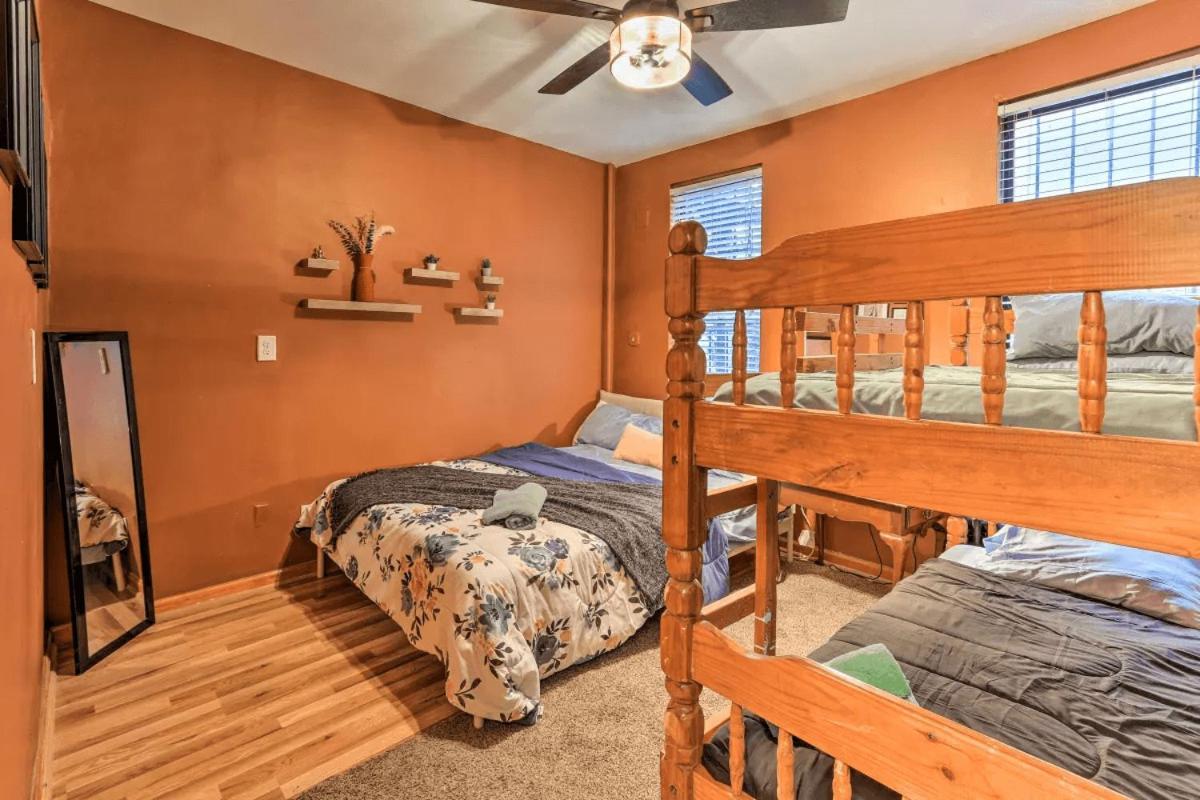 Hébergement de vacances 1850s Historic Row House 7min Train To Nyc With Private Backyard Jersey City