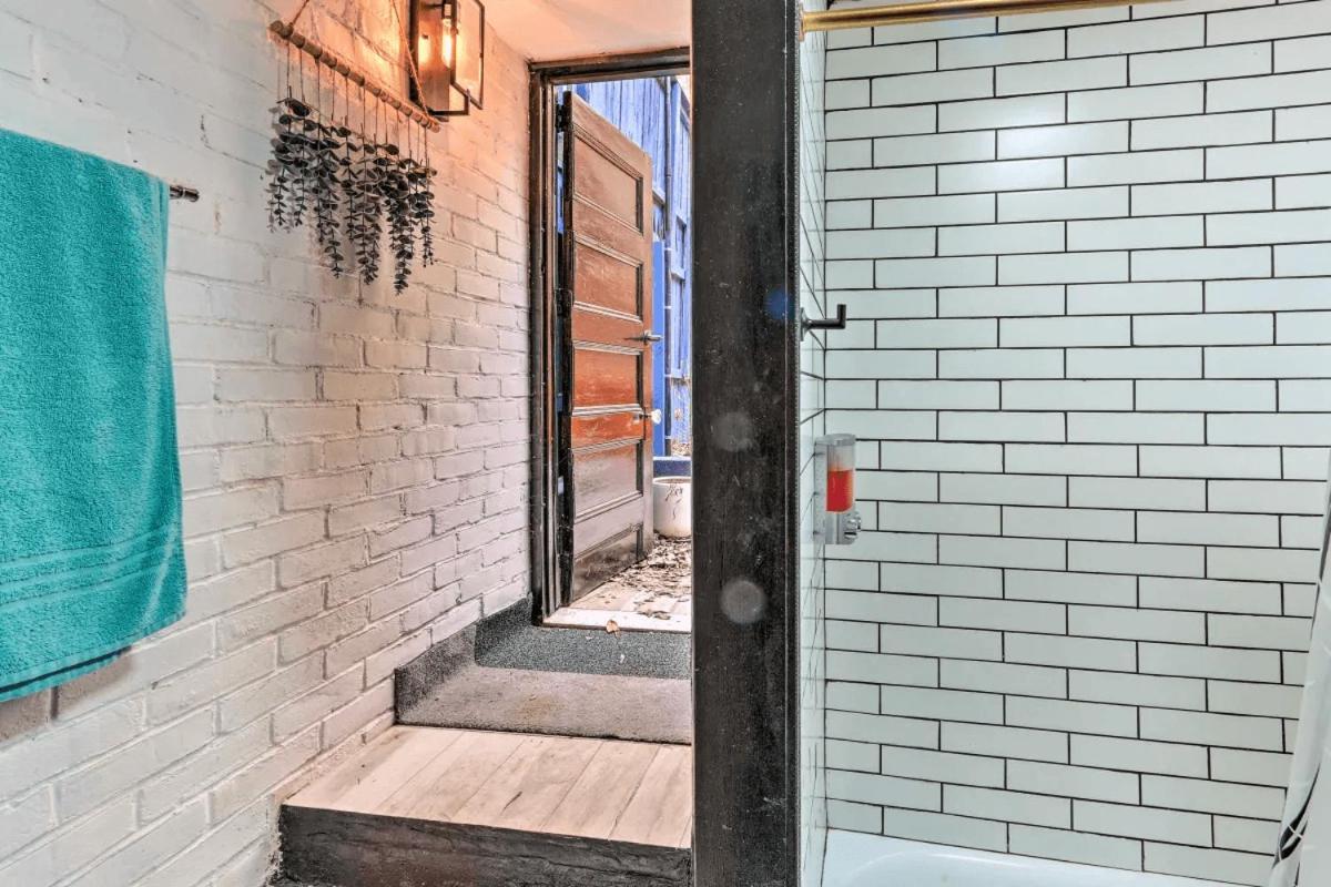 Hébergement de vacances 1850s Historic Row House 7min Train To Nyc With Private Backyard