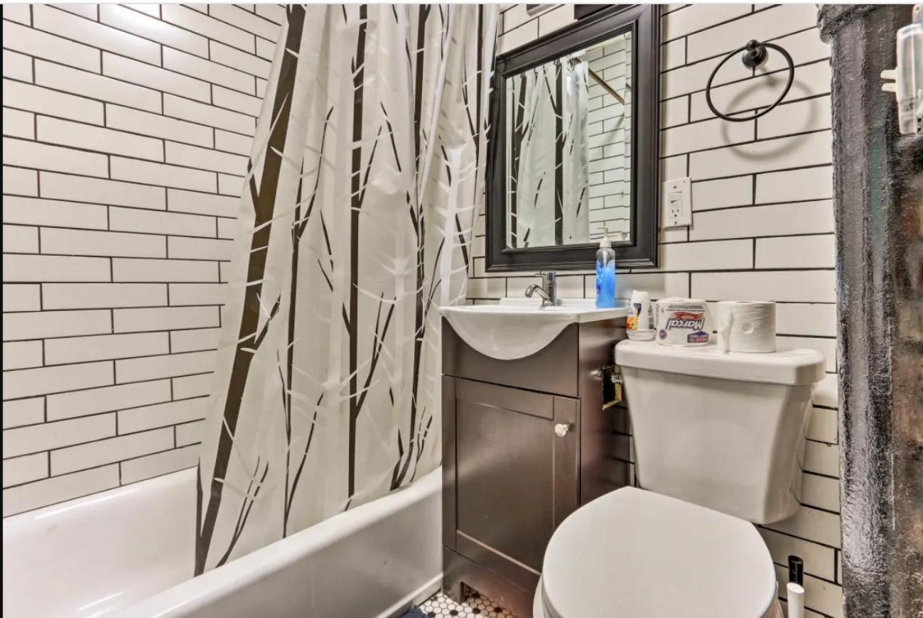 Hébergement de vacances 1850s Historic Row House 7min Train To Nyc With Private Backyard