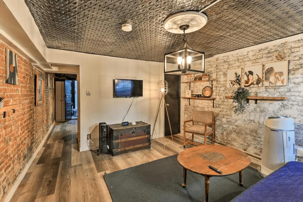 Hébergement de vacances 1850s Historic Row House 7min Train To Nyc With Private Backyard