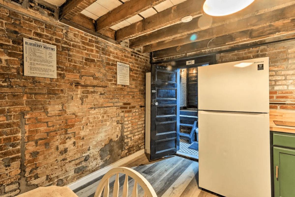 1850s Historic Row House 7min Train To Nyc With Private Backyard Hébergement de vacances *